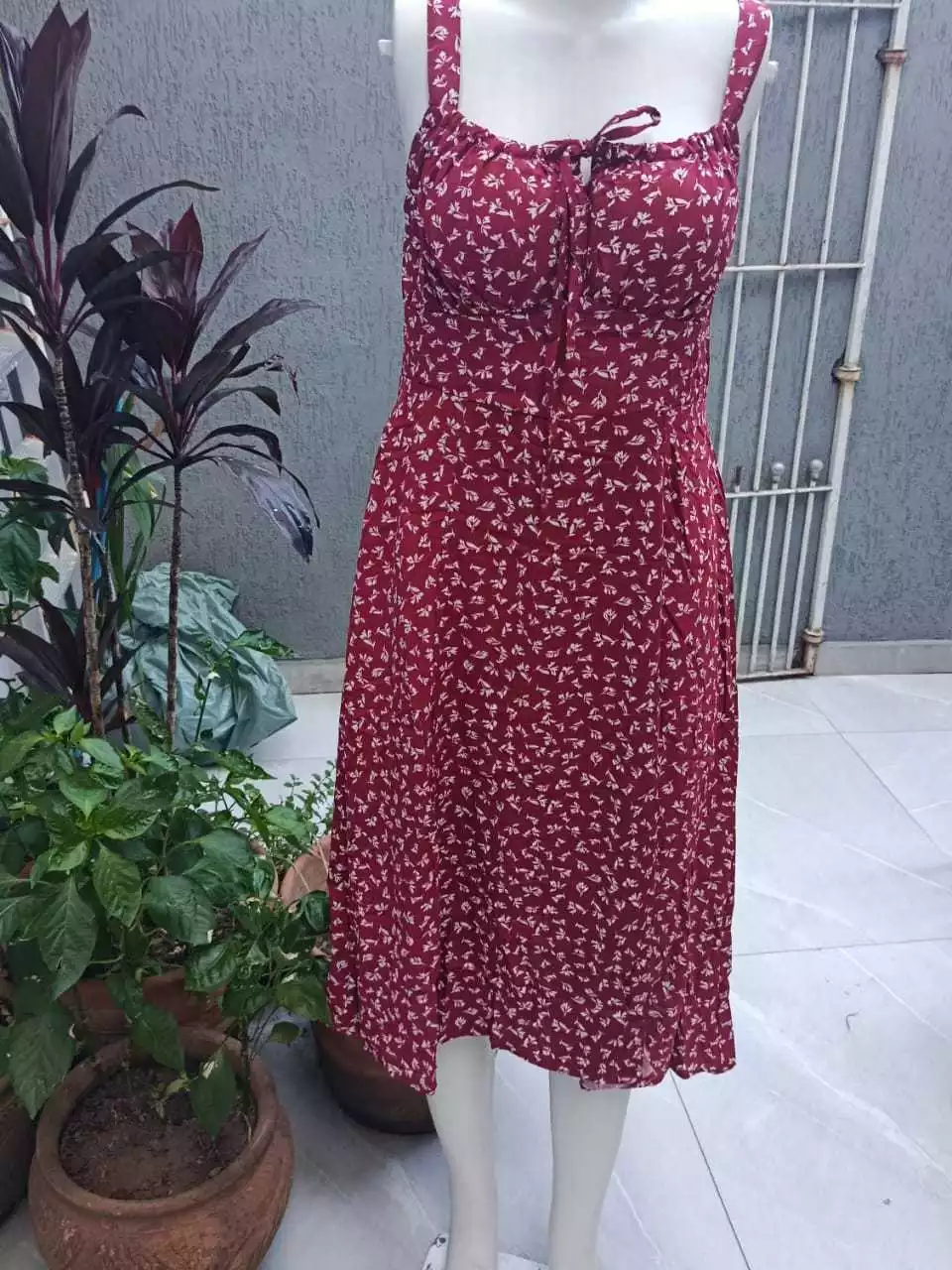 Vestido Feminino Mídi Romântico Estampa Floral | Fenda lateral Laço no Busto