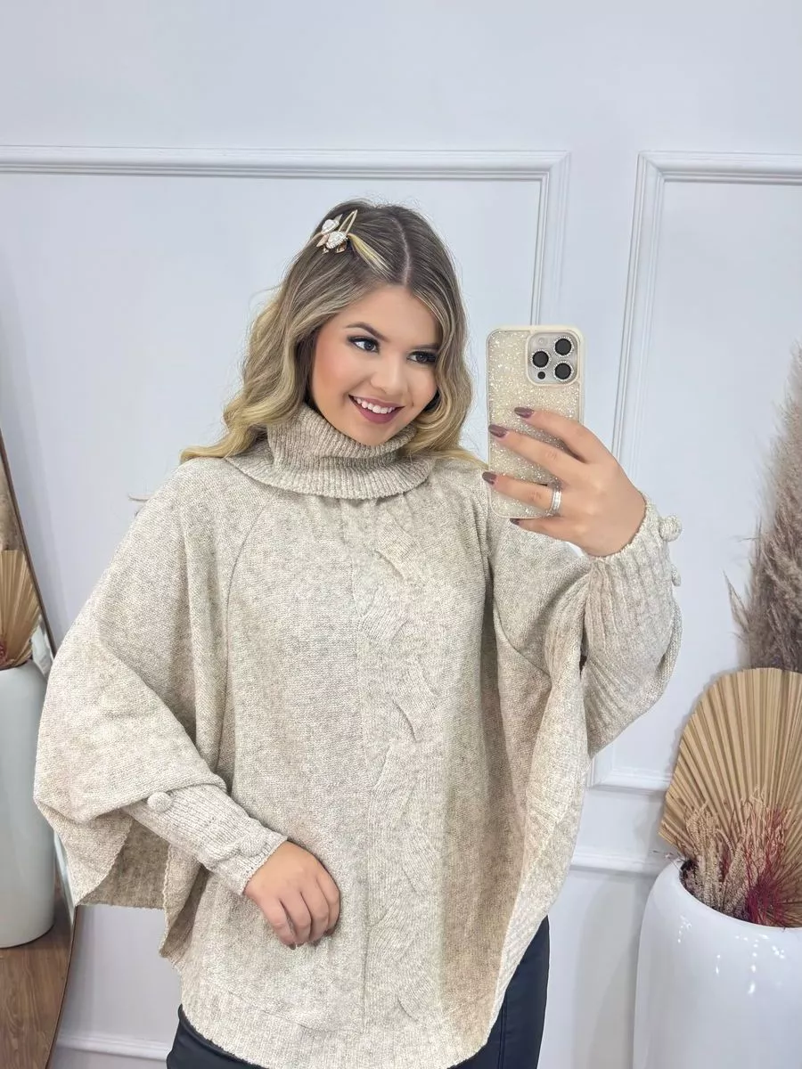 Blusa de Tricot Mousse Poncho Despojado Feminino de Inverno Tranças e Gola Boba Alta Botões
