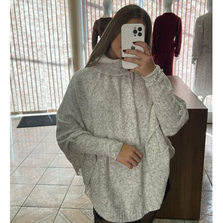 Blusa de Tricot Mousse Poncho Despojado Feminino de Inverno Tranças e Gola Boba Alta Botões - Imagem 3